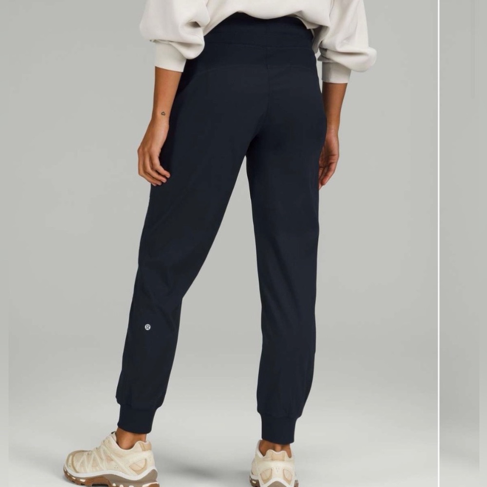 Lululemon Dance Studio Mid Rise Jogger Pant
True Navy Blue Size 4 - Picture 9 of 9